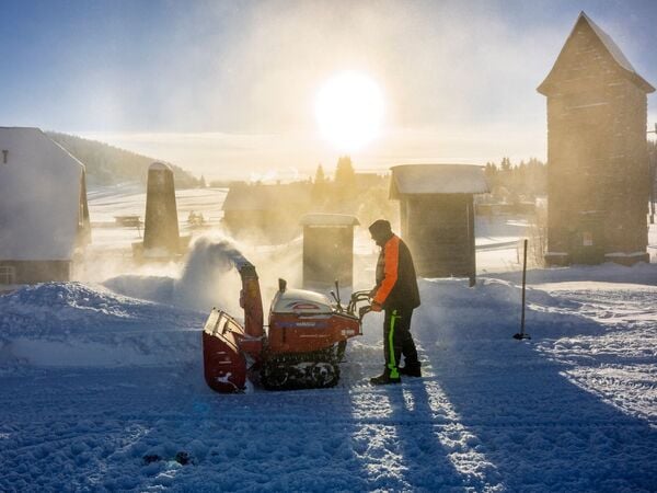 dpatopbilder - 06.01.2026, Tschechien, Korenov: Ein Mann arbeitet mit einenr Schneefräse in der Siedlung Jizerka in der verschneiteen Landschaft im Isergebirge. Foto: Radek Petrášek/CTK/dpa +++ dpa-Bildfunk +++
