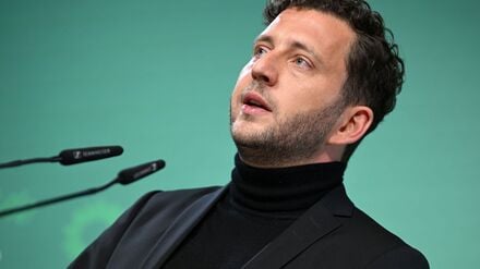 Die Schuld für die Situation in Brandenburg sieht Grünen-Chef Felix Banaszak nicht allein beim BSW.