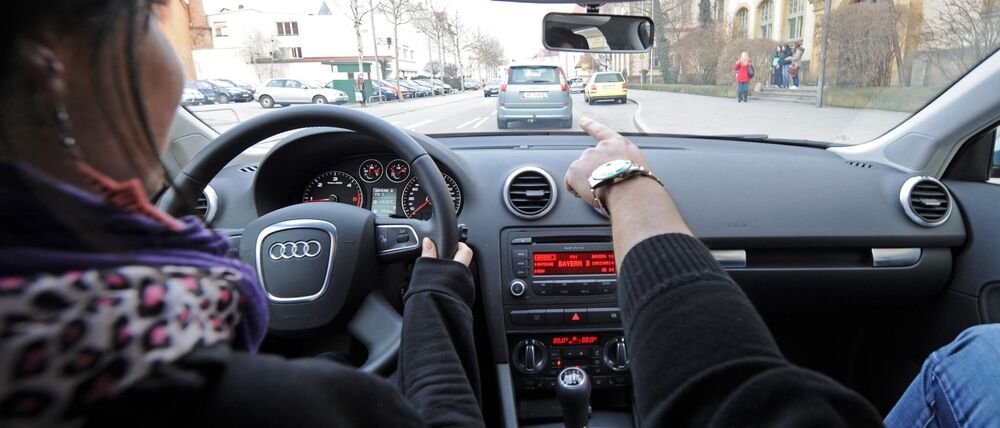 Die CSU würde den Führerschein ab 17 gerne ausweiten. Auch 16-Jährige sollen dann schon in Begleitung ein Auto fahren dürfen. (Symbolbild)