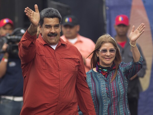 04.05.2018, Venezuela, Caracas: Nicolas Maduro, Präsident von Venezuela, und seine Frau Cilia Flores winken Unterstützern während einer Wahlveranstaltung. Maduro will sich bei der Abstimmung am 20. Mai bis 2025 im Amt bestätigen lassen. Foto: Ariana Cubillos/AP/dpa +++ dpa-Bildfunk +++