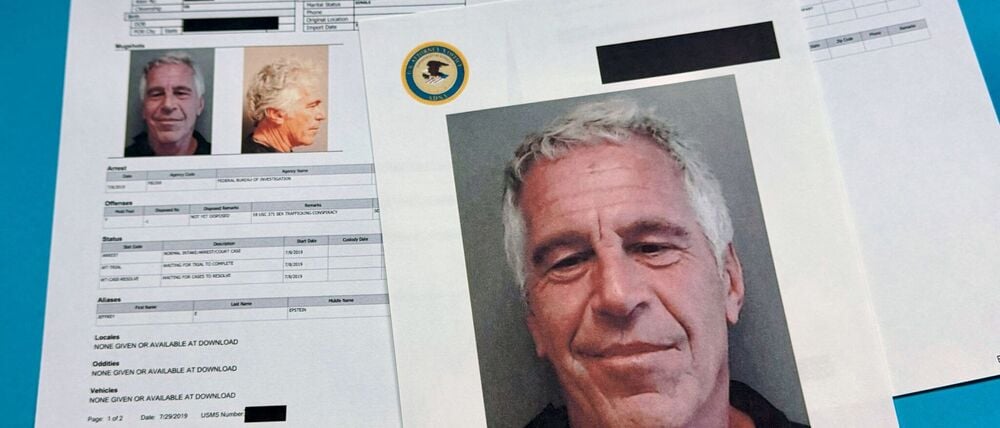 Dokumente mit geschwärzten Passagen, die in den vom US-Justizministerium freigegebenen Jeffrey-Epstein-Akten enthalten sind, werden am Freitag, 2. Januar 2026, in Washington gezeigt und fotografiert. 