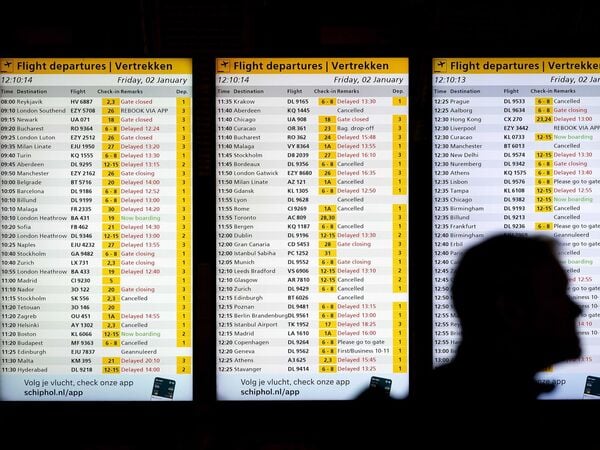 ARCHIV - 02.01.2026, Niederlande, Amsterdam: Informationstafeln am Flughafen Schiphol informieren über annullierte und verspätete Flüge. Das Winterwetter sorgt am Amsterdamer Großflughafen Schiphol weiter für Probleme. (zu dpa: «Niederlande: Zugverkehr liegt still») Foto: Koen Van Weel/ANP/dpa +++ dpa-Bildfunk +++