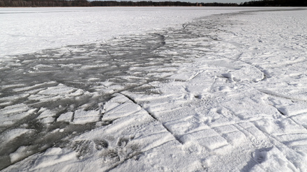 Die Wasserschutzpolizei warnt die Menschen in Brandenburg vor dem Betreten von und dem Schlittschuhfahren auf zugefrorenen Seen.