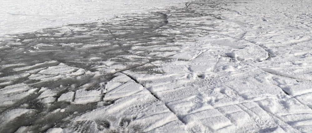 Die Wasserschutzpolizei warnt die Menschen in Brandenburg vor dem Betreten von und dem Schlittschuhfahren auf zugefrorenen Seen.