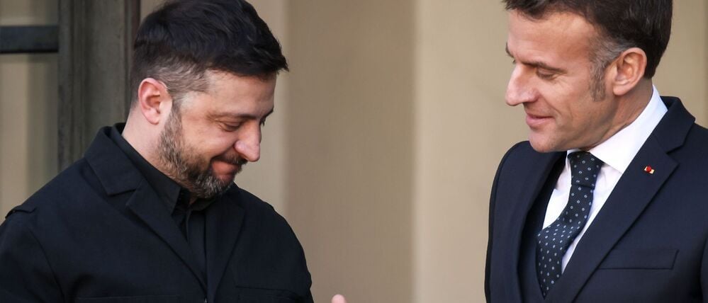 06.01.2026, Frankreich, Paris: Der ukrainische Präsident Wolodymyr Selenskyj wird vom französischen Präsidenten Emmanuel Macron begrüßt, als er zu einem Treffen der «Koalition der Willigen» zur Ukraine im Elysee-Palast eintrifft. Foto: Thomas Padilla/AP/dpa +++ dpa-Bildfunk +++