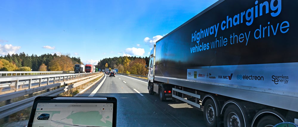 Aufladen während der Fahrt: Auf der A6 bei Nürnberg wird getestet, ob Autos über Magnetfelder von Spulen in der Fahrbahn mit Energie versorgt werden können.