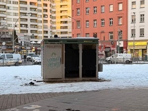 Das "Kotti-Klo" hat neue Türen