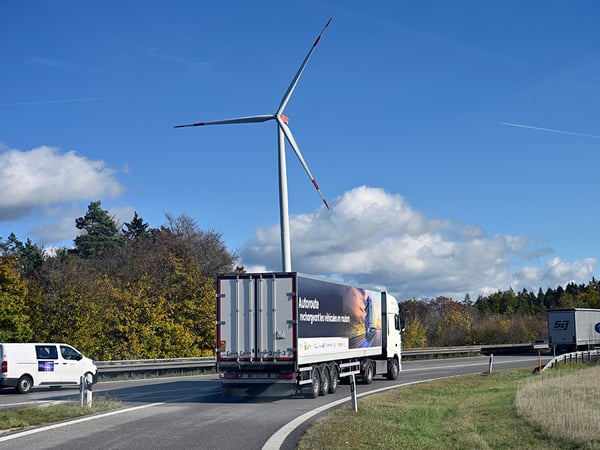 Auf der Autobahn 6 rund 50 Kilometer östlich von Nürnberg testet das Projekt E|MPOWER das Laden von E-Autos mit Magnetfeldern, die von Spulen in der Fahrbahn erzeugt werden.Foto: FAU/Harald Sippel