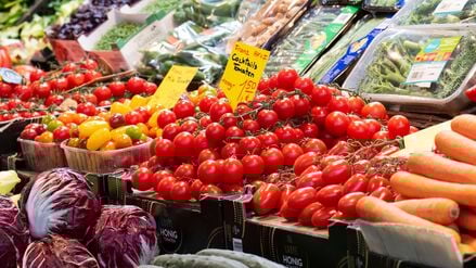 Je höher die Inflationsrate, umso geringer die Kaufkraft der Menschen: Sie können sich für einen Euro dann weniger leisten - zum Beispiel beim Lebensmitteleinkauf.