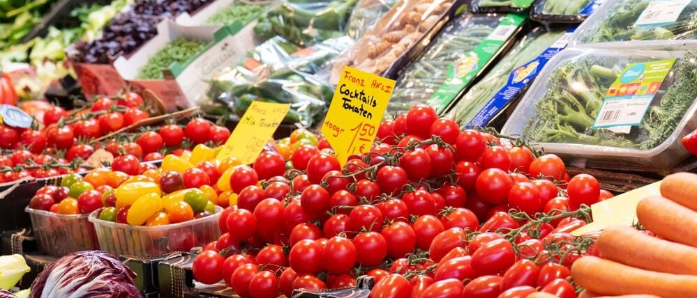 Je höher die Inflationsrate, umso geringer die Kaufkraft der Menschen: Sie können sich für einen Euro dann weniger leisten - zum Beispiel beim Lebensmitteleinkauf.