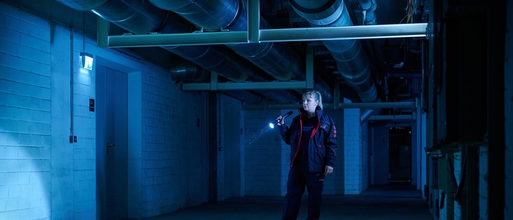 Bringt Licht ins Dunkel: Eine Angestellte von Securitas.