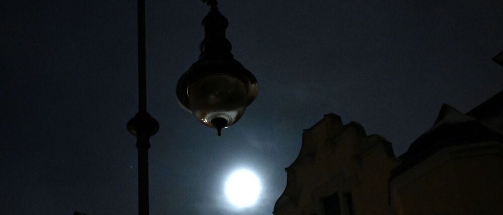 Nach dem Anschlag auf das Stromnetz in Berlin wird im Internet über eine mögliche Beteiligung Russlands spekuliert.