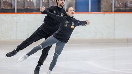 Minerva Hase (r) und Nikita Volodin zählen bei den Olympischen Spielen in Italien zu den Medaillenkandidaten.