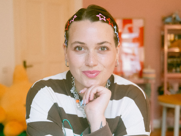 Influencerin Malina Florentine Sternberg mit Jellycat-Plüschfiguren. Credit: privat