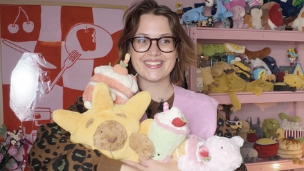 Influencerin Malina Florentine Sternberg mit Jellycat-Plüschfiguren.