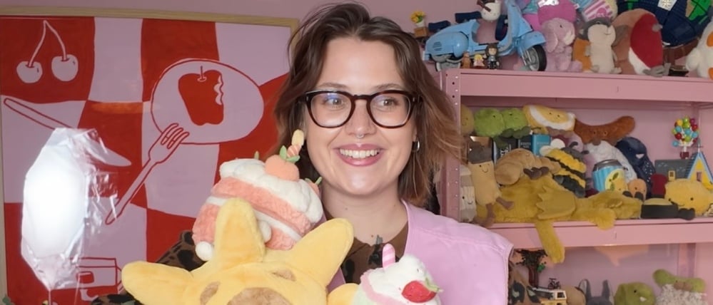 Influencerin Malina Florentine Sternberg mit Jellycat-Plüschfiguren.