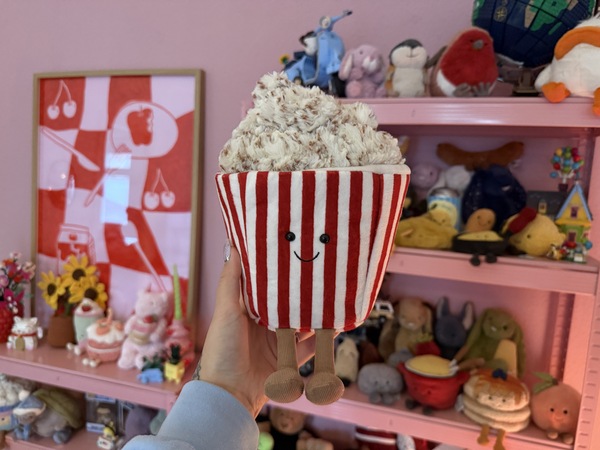 Influencerin Malina Florentine Sternberg mit Jellycat-Plüschfiguren. Credit: privat