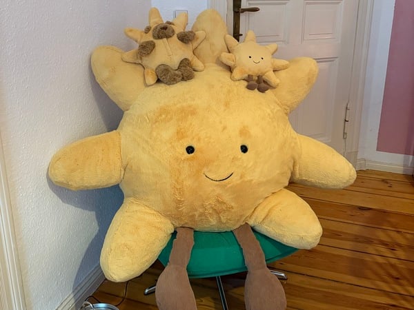 Influencerin Malina Florentine Sternberg mit Jellycat-Plüschfiguren. Credit: privat