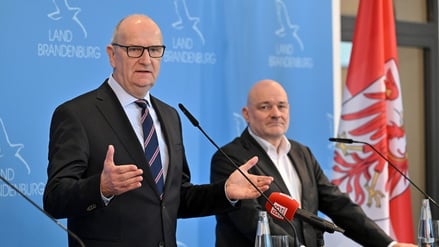 Dietmar Woidke (SPD, Ministerpräsident des Landes Brandenburg) und Robert Crumbach (aus dem BSW und der BSW-Fraktion ausgetretener Vize-Ministerpräsident) während der Pressekonferenz zum aus der SPD/BSW-Koalition in Brandenburg.