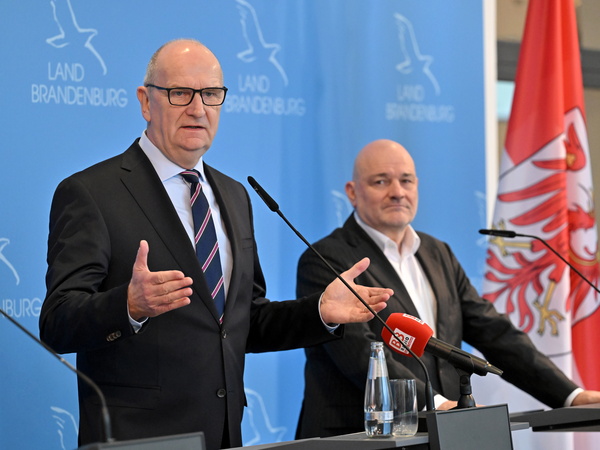Potsdam, 06.01.2026, Lokales,
Dietmar Woidke (SPD, Ministerpräsident des Landes Brandenburg) und Robert Crumbach (aus dem BSW und der BSW-Fraktion ausgetretender Vize-Ministerpräsident) während der Pressekonferenz zum aus der SPD/BSW-Koalition in Brandenburg.
Foto: Ottmar Winter PNN
ACHTUNG:
Foto ist ausschließlich für redaktionelle Berichterstattung der PNN und des TGSP! Eine kommerzielle Nutzung, z.B. Werbung, ist ausgeschlossen. Die Weitergabe an nicht autorisierte Dritte, insbesondere eine weitergehende Vermarktung über Bilddatenbanken, ist unzulässig.