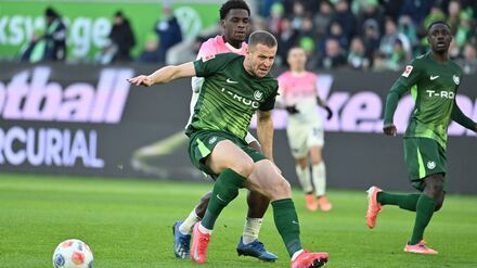 Denis Vavro (vorn) vom VfL Wolfsburg. (Archivbild).