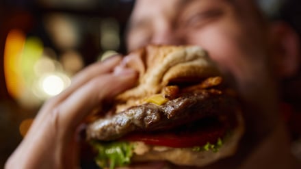 Der Verzehr von einem Hamburger ist für die allermeisten Menschen ungefährlich.