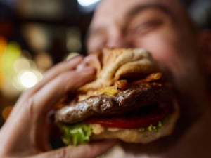 Der Verzehr von einem Hamburger ist für die allermeisten Menschen ungefährlich.