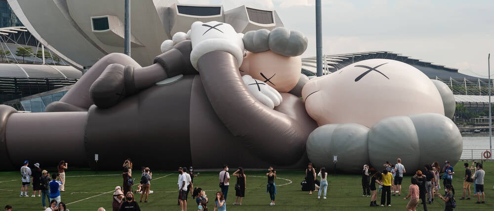 Aufblasbare Skulptur: Auf seiner Kaws Holiday Tour präsentierte der amerikanische Künstler Kaws, der mit bürgerlichem Namen Brian Donnelly heißt, vor vier Jahren auf dem Float in der Marina Bay von Singapur ein riesiges Pop-Art-Kunstwerk seiner Companion-Serie.  