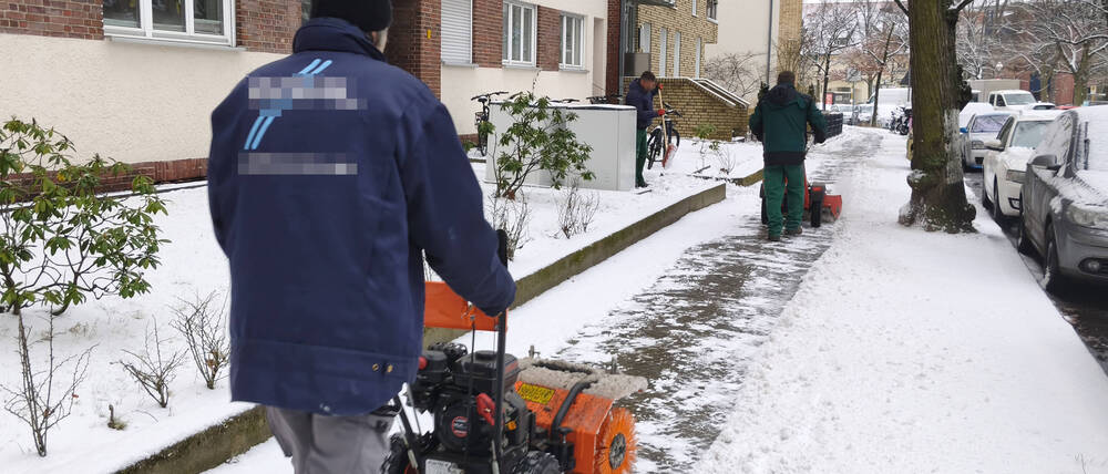 Schneebeseitigung auf einem Gehweg in Berlin-Schmargendorf.
