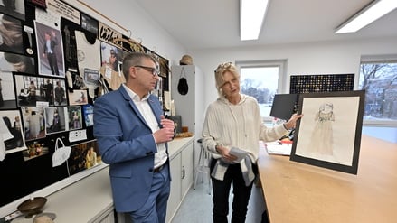 Ralph Bührig, Geschäftsführer der Handwerkskammer Potsdam, mit Ute Kanter in der Schneiderwerkstatt des Kostümfundus Babelsberg.