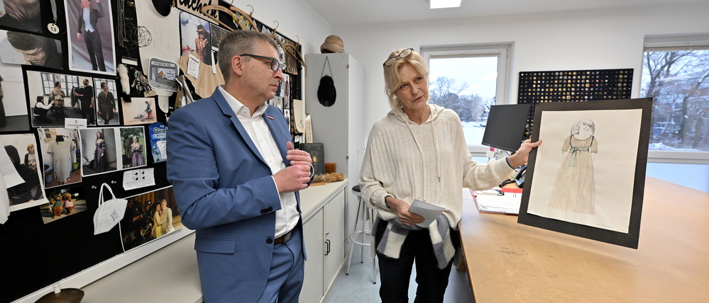 Ralph Bührig, Geschäftsführer der Handwerkskammer Potsdam, mit Ute Kanter in der Schneiderwerkstatt des Kostümfundus Babelsberg.
