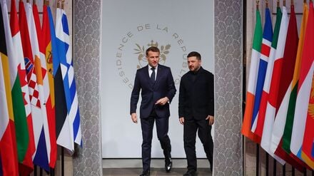 Der ukrainische Präsident Wolodymyr Selenskyj (r) und der französische Präsident Emmanuel Macron kommen zum Treffen der «Koalition der Willigen» zur Ukraine im Elysee-Palast. 