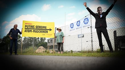 Die Anti-Atom-Organisation „ausgestrahlt“ und das Bündnis „Atomkraftgegner*innen im Emsland“ (AgiEL) bei einer Demonstration Ende Juni in Lingen. Der dem Kreml unterstellte russische Atomkonzern Rosatom hat seine heimlich und ohne Genehmigung errichteten Maschinen zur Brennelemente-Fertigung offensichtlich in einem ehemaligen Möbelhaus in einem Lingener Gewerbegebiet versteckt. 