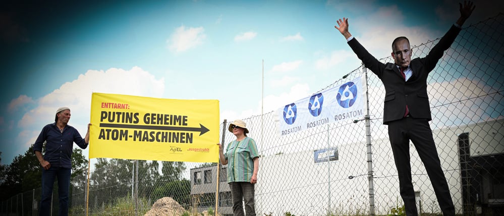 Die Anti-Atom-Organisation „ausgestrahlt“ und das Bündnis „Atomkraftgegner*innen im Emsland“ (AgiEL) bei einer Demonstration Ende Juni in Lingen. Der dem Kreml unterstellte russische Atomkonzern Rosatom hat seine heimlich und ohne Genehmigung errichteten Maschinen zur Brennelemente-Fertigung offensichtlich in einem ehemaligen Möbelhaus in einem Lingener Gewerbegebiet versteckt. 