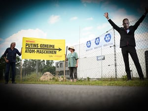 Die Anti-Atom-Organisation „ausgestrahlt“ und das Bündnis „Atomkraftgegner*innen im Emsland“ (AgiEL) bei einer Demonstration Ende Juni in Lingen. Der dem Kreml unterstellte russische Atomkonzern Rosatom hat seine heimlich und ohne Genehmigung errichteten Maschinen zur Brennelemente-Fertigung offensichtlich in einem ehemaligen Möbelhaus in einem Lingener Gewerbegebiet versteckt. 