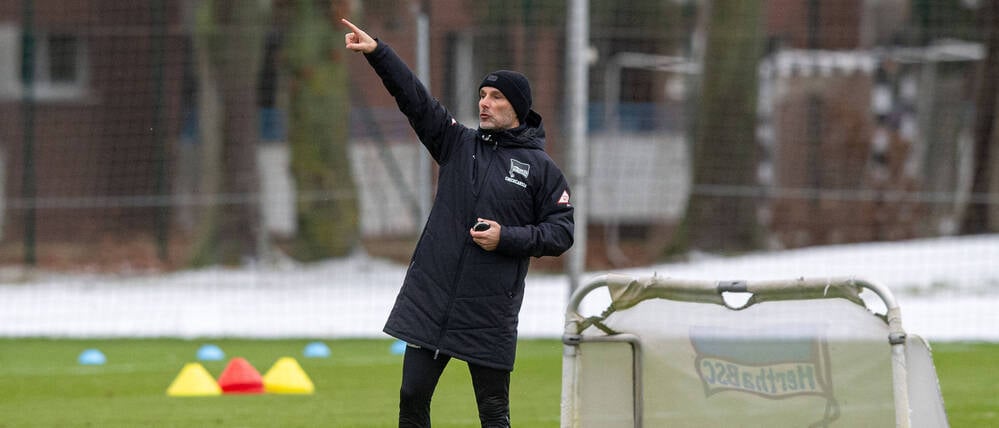 Herthas Trainer Stefan Leitl zeigt an, wo es mit seiner Mannschaft hingehen soll.