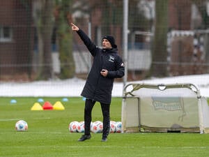 Herthas Trainer Stefan Leitl zeigt an, wo es mit seiner Mannschaft hingehen soll.
