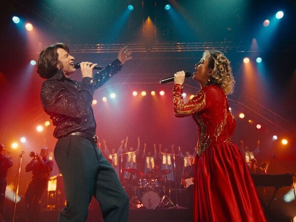 HANDOUT - 24.08.2024, ---: Hugh Jackman (l) als Mike Sardina und Kate Hudson als Claire Stengl in einer Szene des Films «Song Sung in Blue» (undatierte Filmszene). Der Film kommt am 08.01.2026 in die deutschen Kinos. (zu dpa: «Hudson und Jackman brillieren in «Song Sung Blue»») Foto: -/Universal/Focus Features/dpa +++ dpa-Bildfunk +++