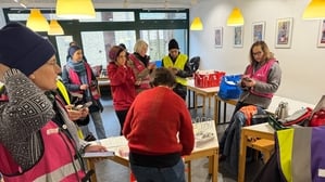 "Aktion PKW": Am Dienstagvormittag, 6. Januar 2026, fuhren über 20 Freiwillige in neun Autos durch die vom Stromausfall betroffenen Gebiete Steglitz-Zehlendorfs, um bedürftigen und älteren Menschen Heißwasser, Wärmflaschen und weitere Hilfe nach Hause zu bringen. Organisiert wurde die Aktion von der Emmaus-Kirchengemeinde in Zehlendorf und dem Projekt "Unbox" des evangelischen Kirchenkreises Stadtmitte.