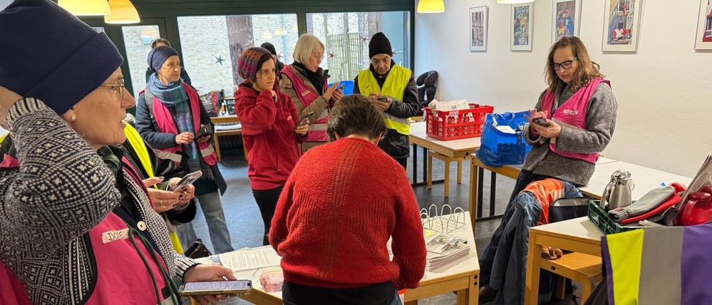 "Aktion PKW": Am Dienstagvormittag, 6. Januar 2026, fuhren über 20 Freiwillige in neun Autos durch die vom Stromausfall betroffenen Gebiete Steglitz-Zehlendorfs, um bedürftigen und älteren Menschen Heißwasser, Wärmflaschen und weitere Hilfe nach Hause zu bringen. Organisiert wurde die Aktion von der Emmaus-Kirchengemeinde in Zehlendorf und dem Projekt "Unbox" des evangelischen Kirchenkreises Stadtmitte.