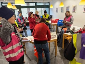 "Aktion PKW": Am Dienstagvormittag, 6. Januar 2026, fuhren über 20 Freiwillige in neun Autos durch die vom Stromausfall betroffenen Gebiete Steglitz-Zehlendorfs, um bedürftigen und älteren Menschen Heißwasser, Wärmflaschen und weitere Hilfe nach Hause zu bringen. Organisiert wurde die Aktion von der Emmaus-Kirchengemeinde in Zehlendorf und dem Projekt "Unbox" des evangelischen Kirchenkreises Stadtmitte.