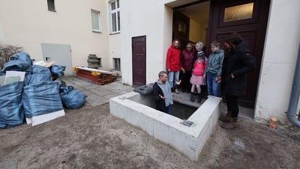 Lebensgefährlich: Direkt hinter der Tür zum Hof befindet sich ein nicht abgesperrtes Betonloch, Überrest eines nicht fertig gebauten Aufzugs.