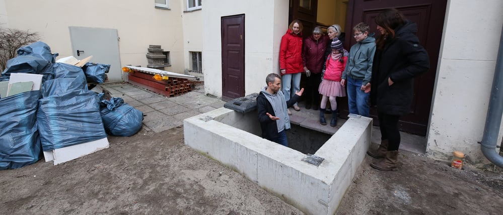 Lebensgefährlich: Direkt hinter der Tür zum Hof befindet sich ein nicht abgesperrtes Betonloch, Überrest eines nicht fertig gebauten Aufzugs.