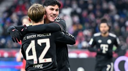 Lennart Karl (Nr 42.) wird nach seinem ersten Tor gefeiert.