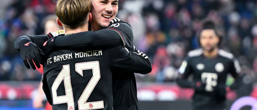 Lennart Karl (Nr 42.) wird nach seinem ersten Tor gefeiert.