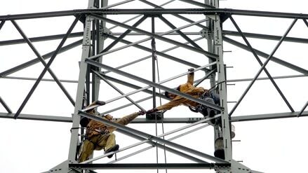Freileitungsmonteure arbeiten in Bochum an einem Strommast der RWE AG.