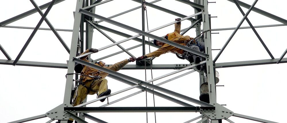 Freileitungsmonteure arbeiten in Bochum an einem Strommast der RWE AG.