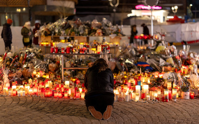 Die Trauer in Crans-Montana nach dem verheerenden Brand in einer Bar ist groß – doch allmählich kommt bei vielen auch Wut auf.