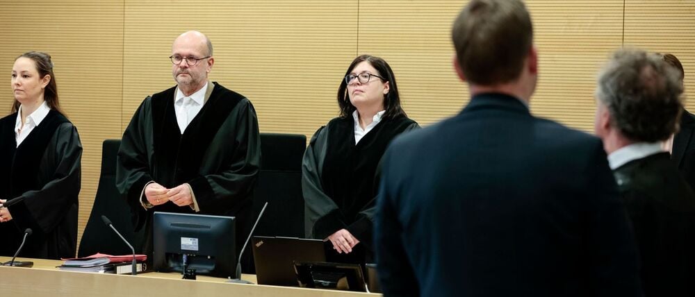 Ein Richter (vorn) trieb es vor allem während seiner Arbeitszeit zu weit ‒ und wurde dafür nun von einem Kollegen verurteilt.