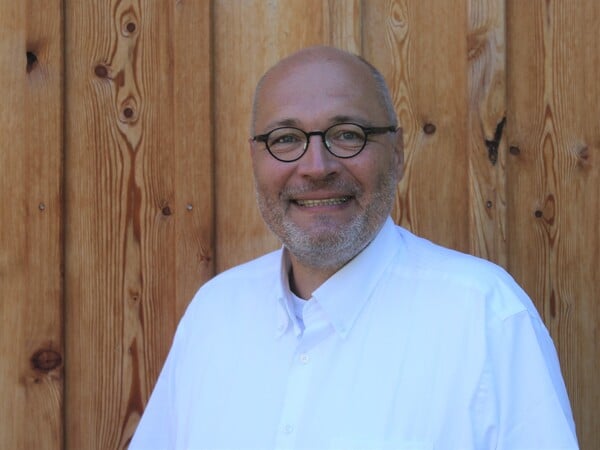 Christian Rehtanz ist seit 2007 Professor für Energiesysteme und Energiewirtschaft an der Technischen Universität Dortmund.  Er beschäftigt sich unter anderem mit der Überwachung und Steuerung von Stromnetzen. Rehtanz ist Mitglied der Berlin-Brandenburgischen Akademie der Wissenschaften. Bildquelle ist TU Dortmund bzw. beim Foto ohne Sakko privat.